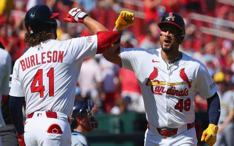 Equipo celebrando victoria en playoffs MLB